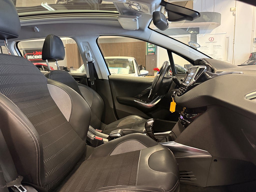 Vehicle Image 25