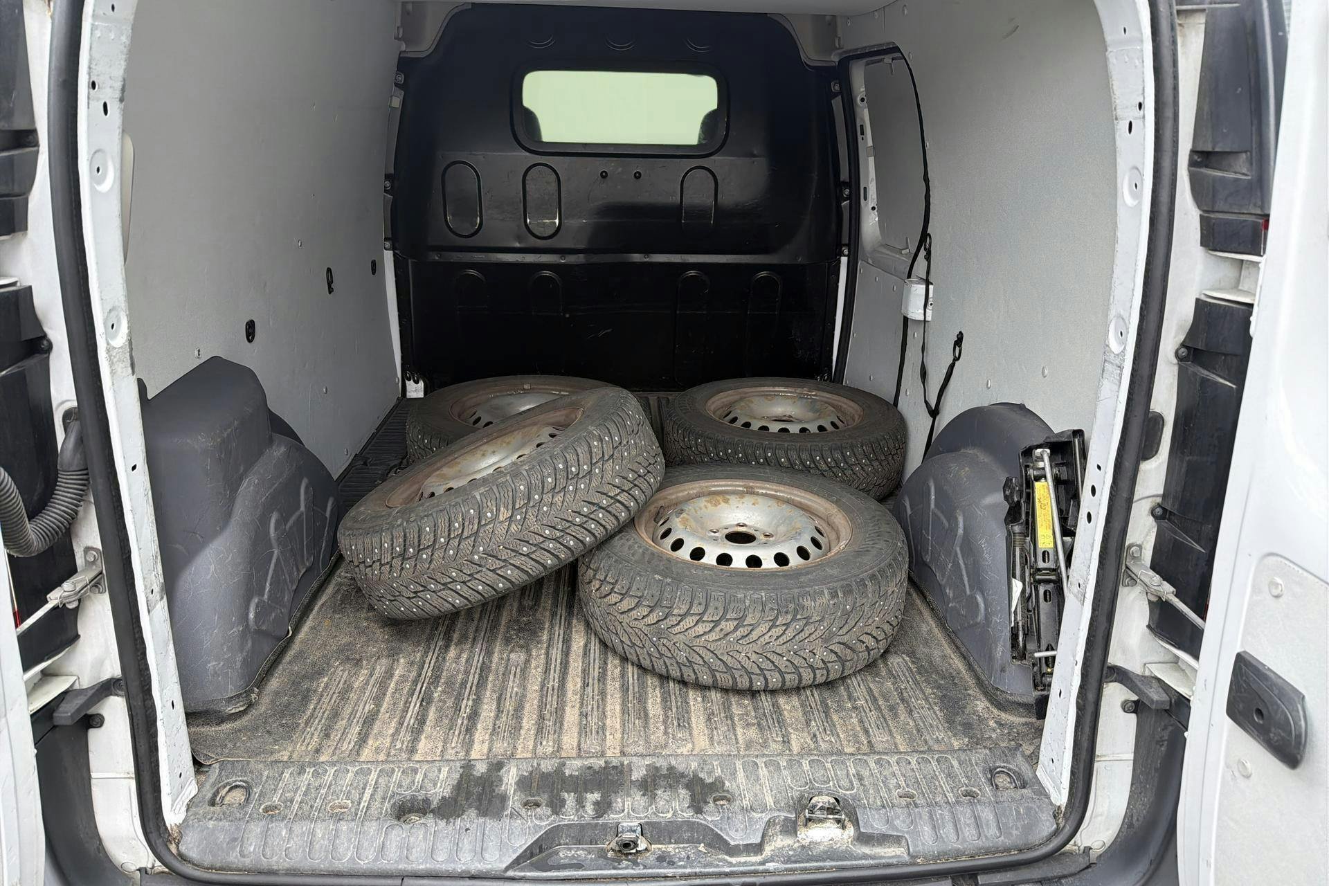 Vehicle Image 9