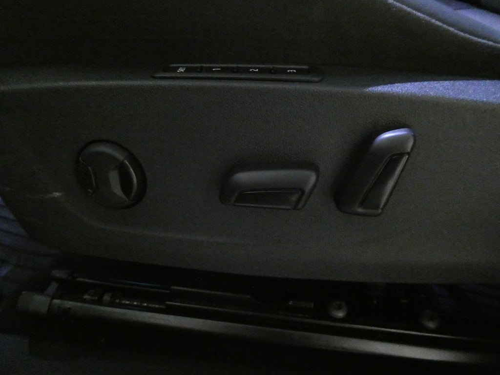 Vehicle Image 25