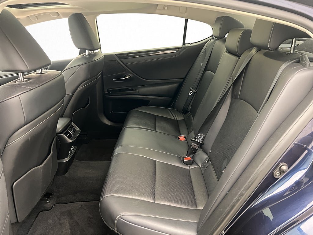 Vehicle Image 26
