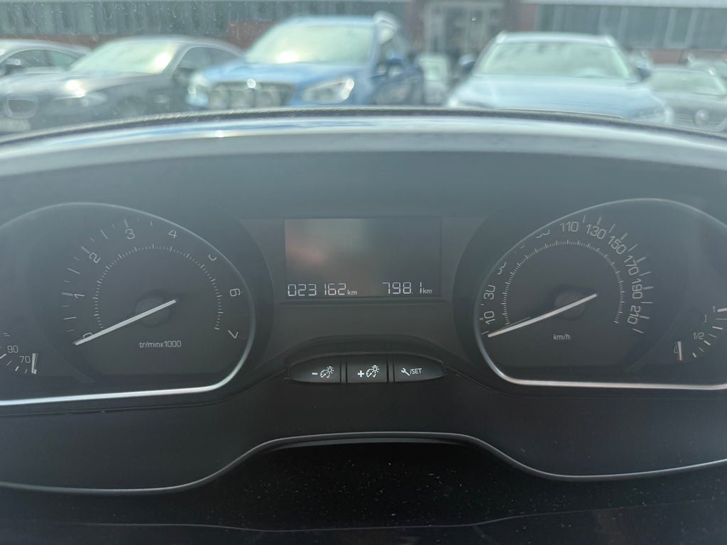 Vehicle Image 14