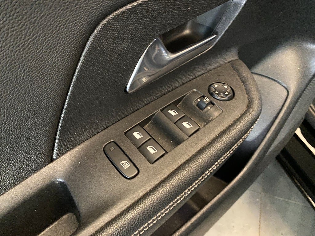 Vehicle Image 25