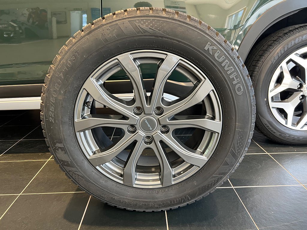Vehicle Image 16