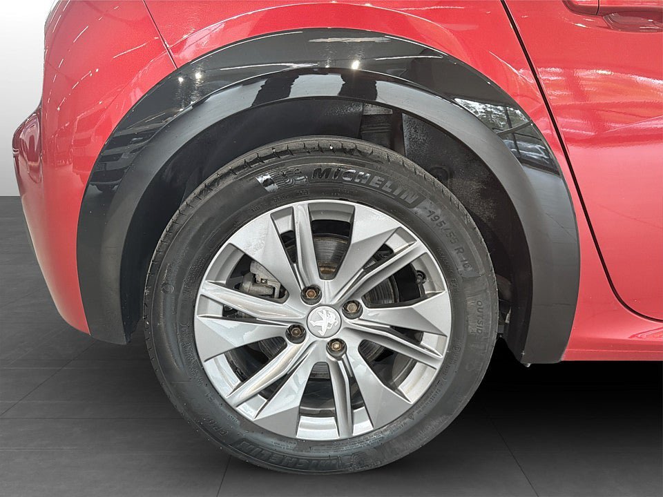 Vehicle Image 13