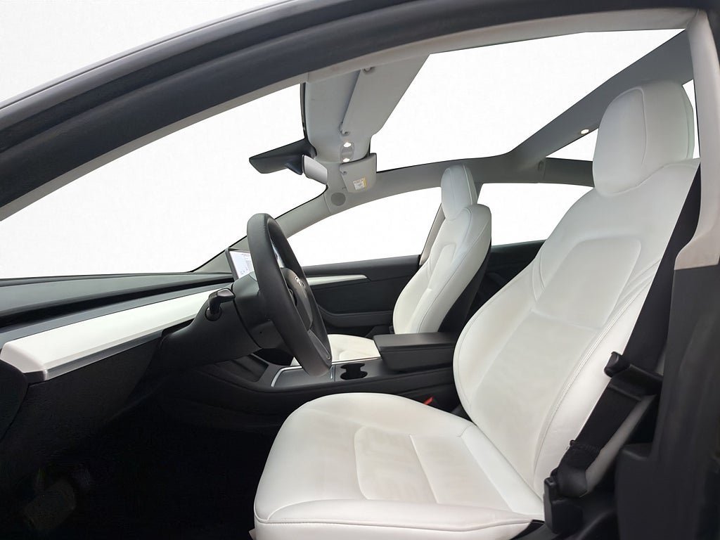 Vehicle Image 25