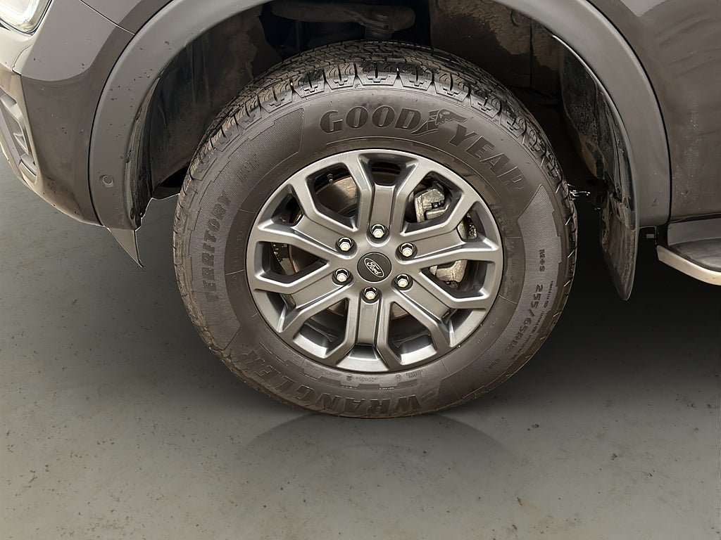 Vehicle Image 32