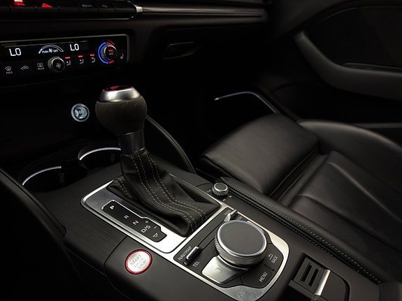 Vehicle Image 25
