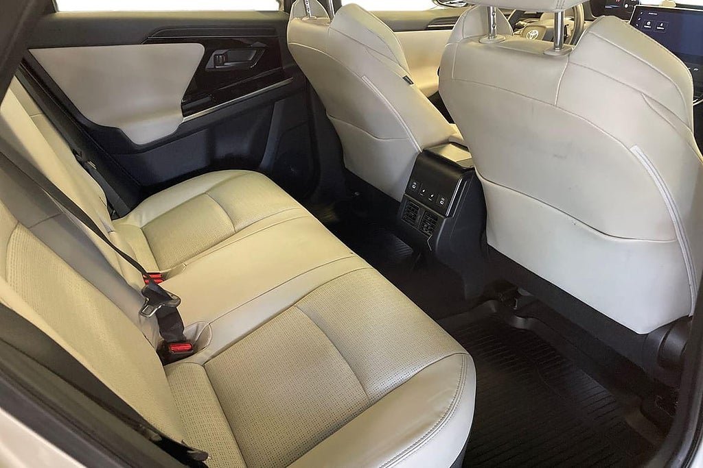 Vehicle Image 9