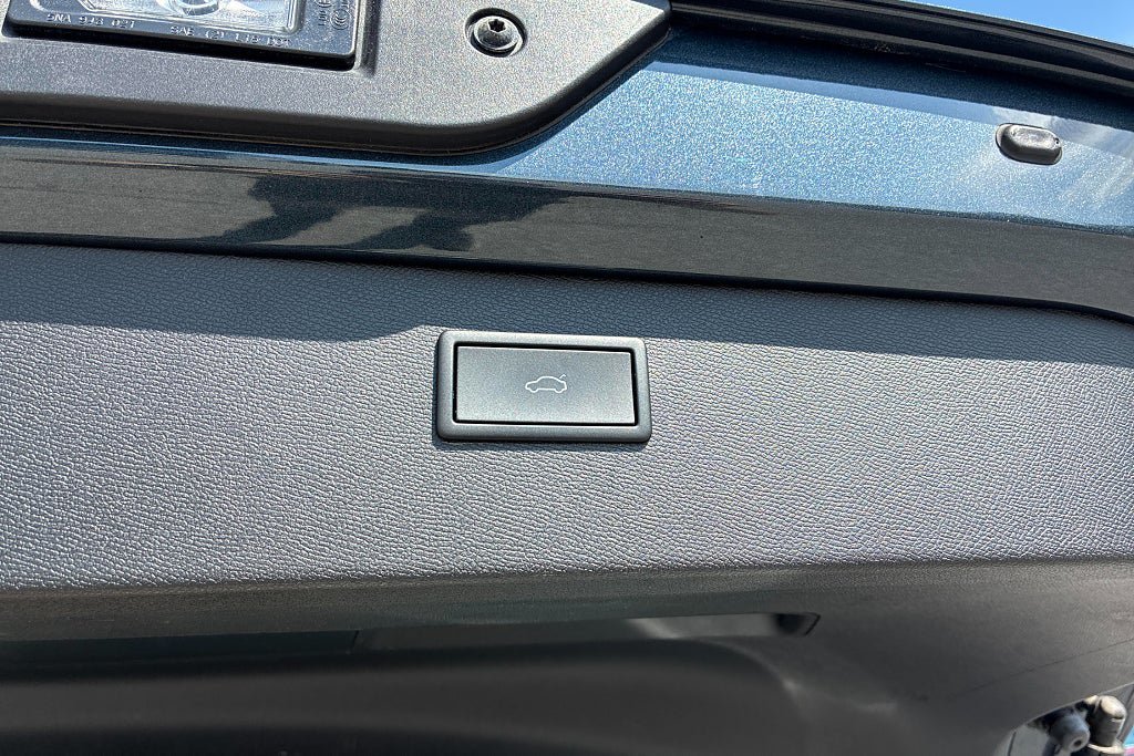 Vehicle Image 25