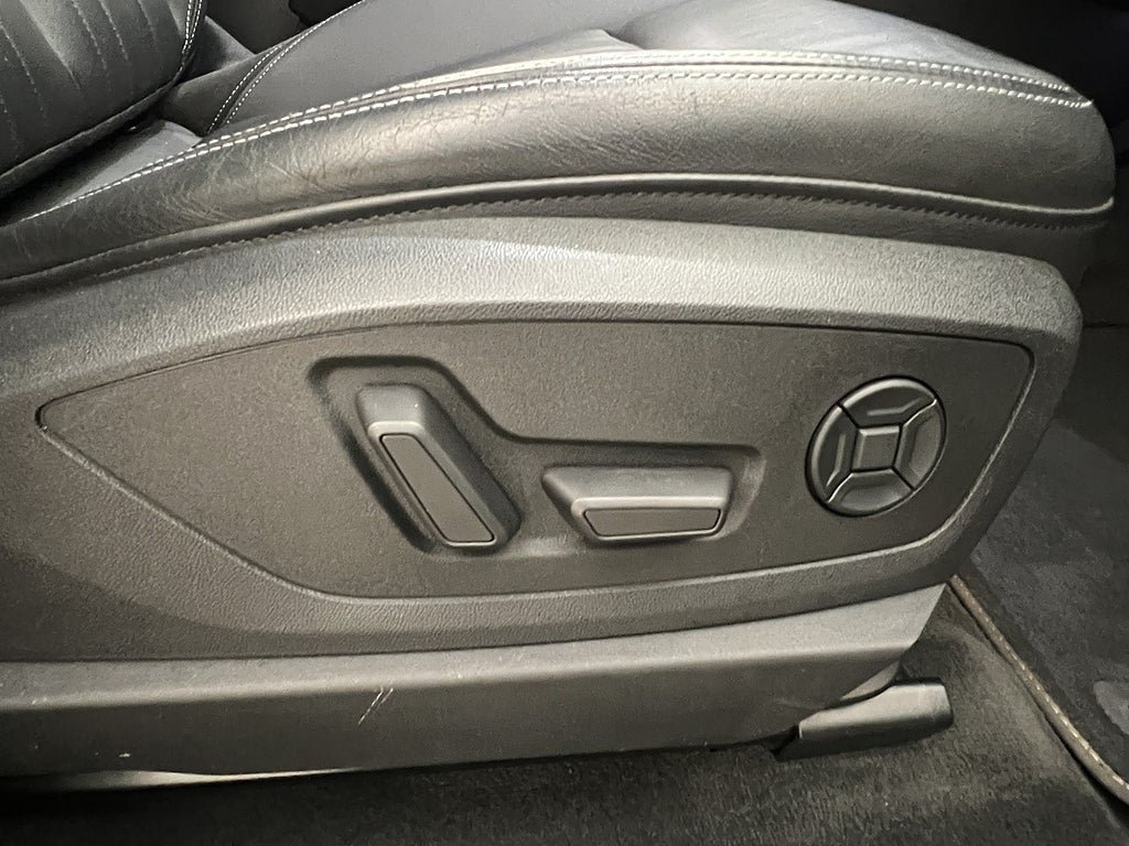 Vehicle Image 32