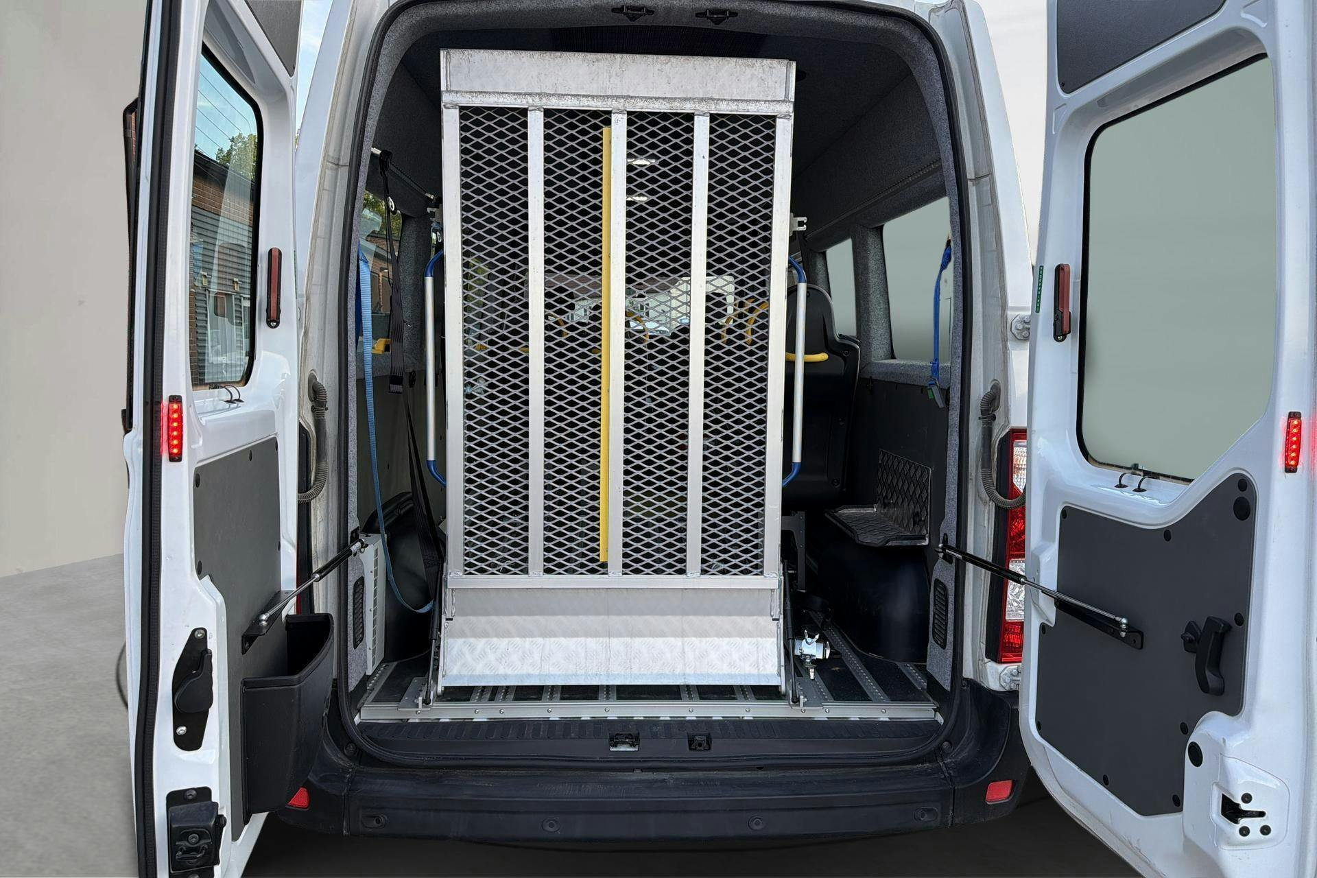 Vehicle Image 9