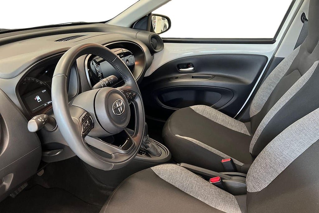 Vehicle Image 12