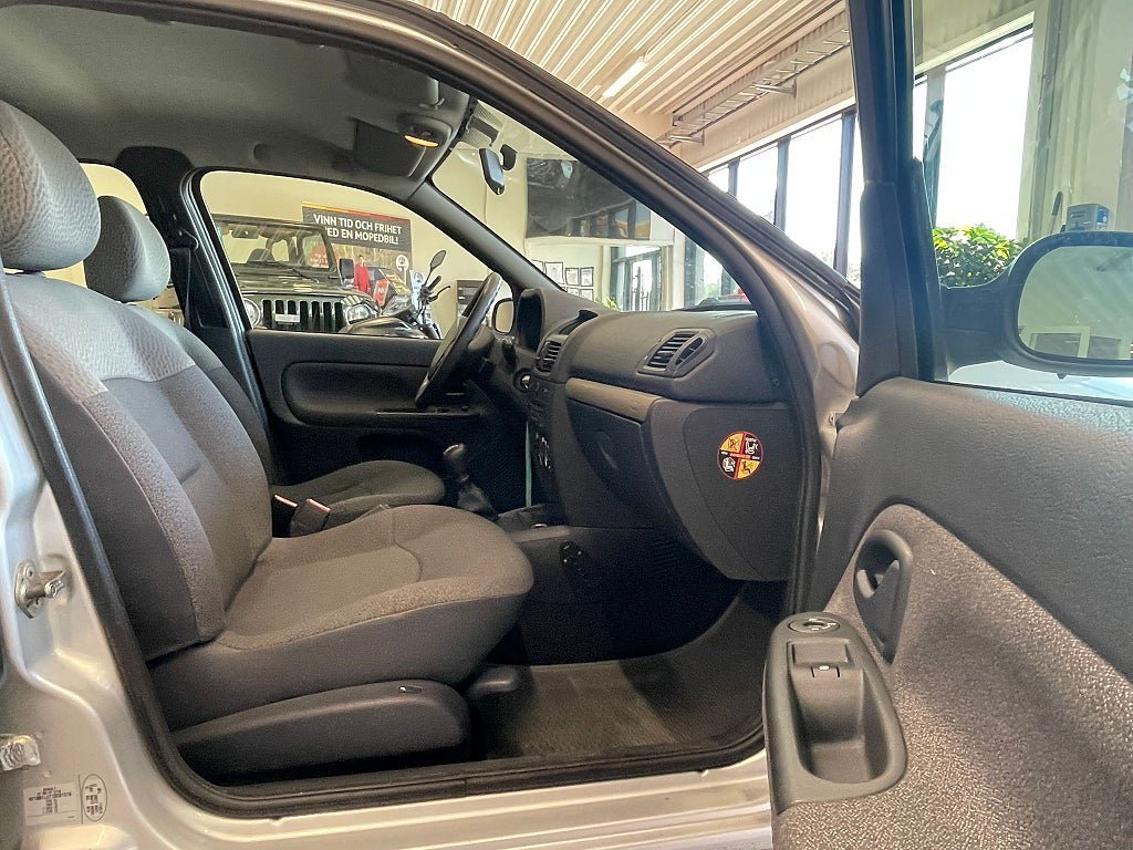 Vehicle Image 12