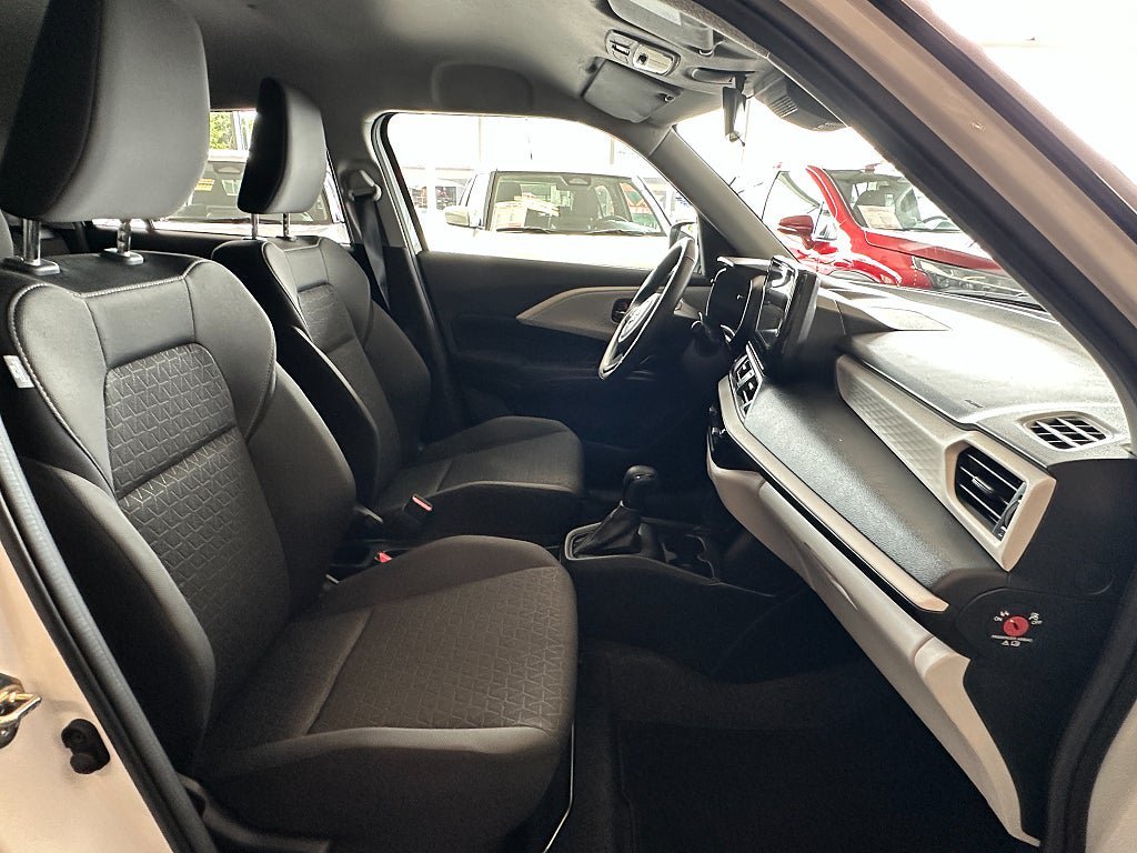 Vehicle Image 11