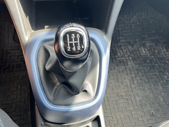 Vehicle Image 12