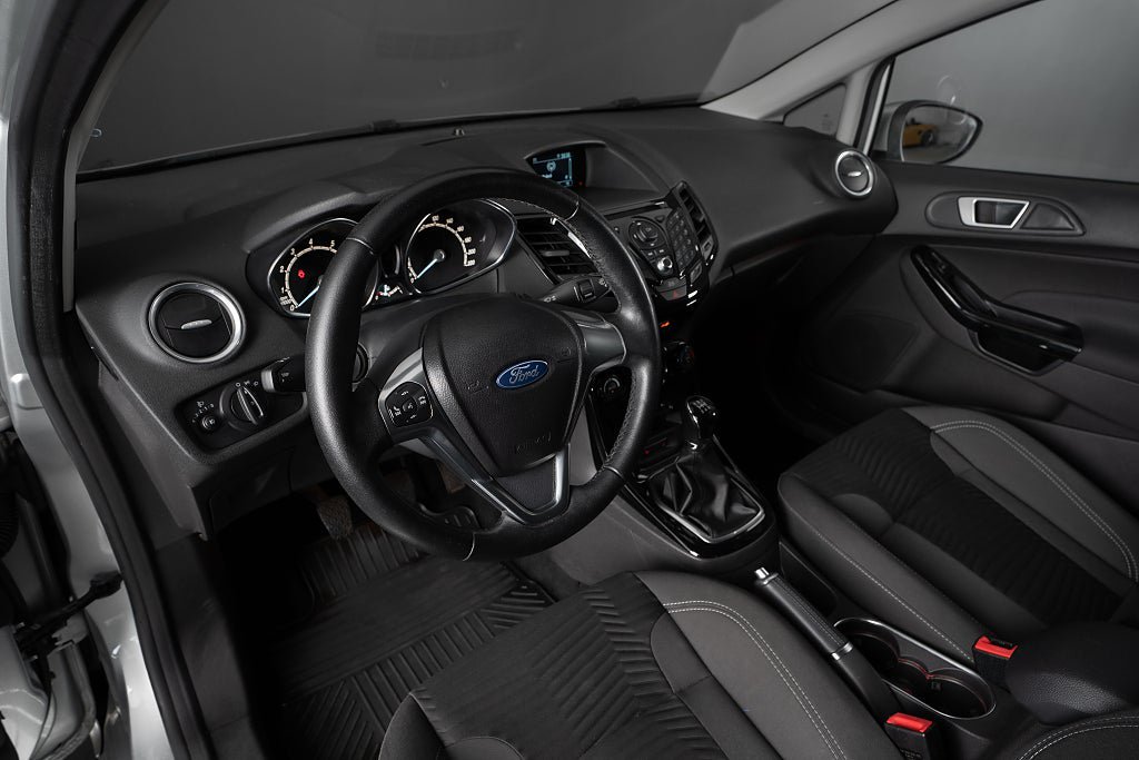 Vehicle Image 6