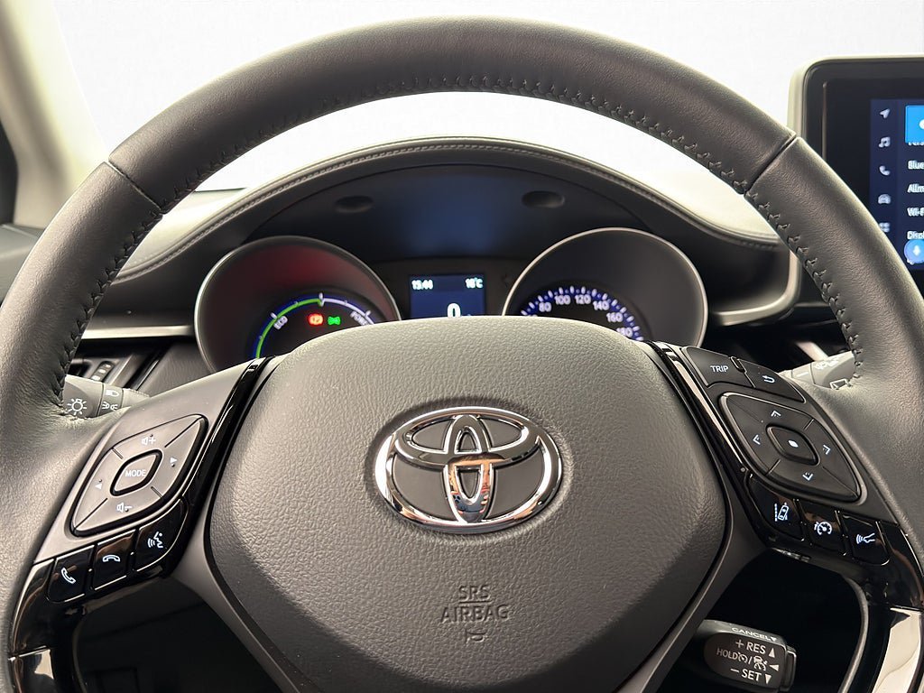 Vehicle Image 25