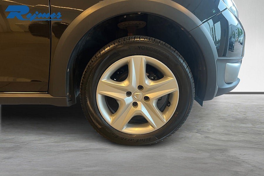 Vehicle Image 16