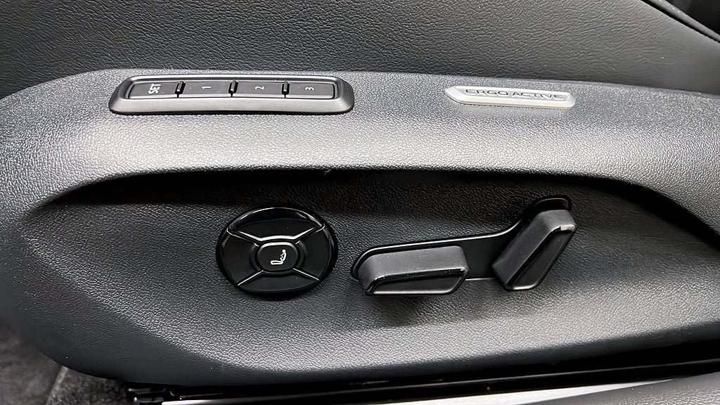 Vehicle Image 16