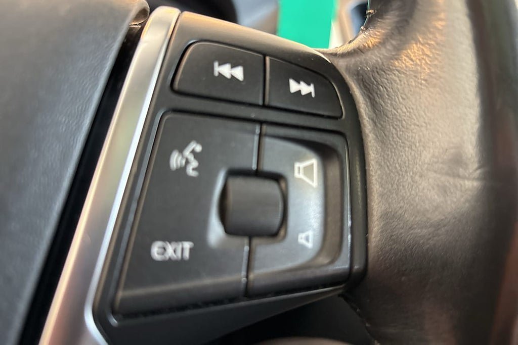 Vehicle Image 25