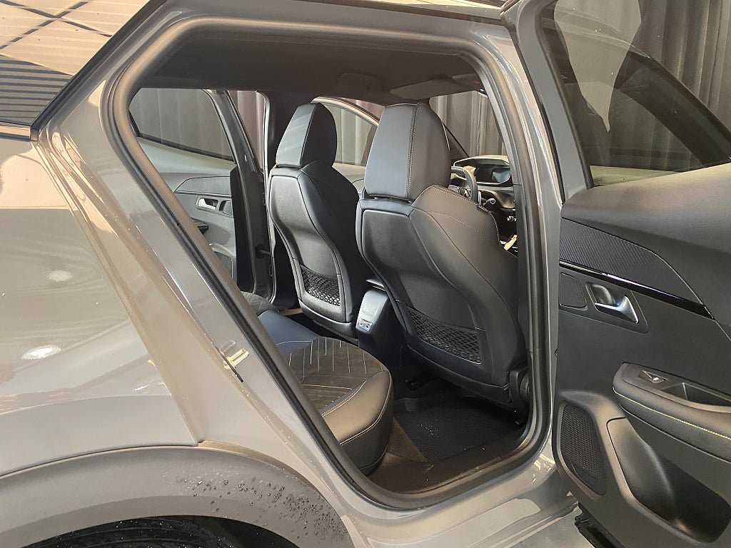 Vehicle Image 32