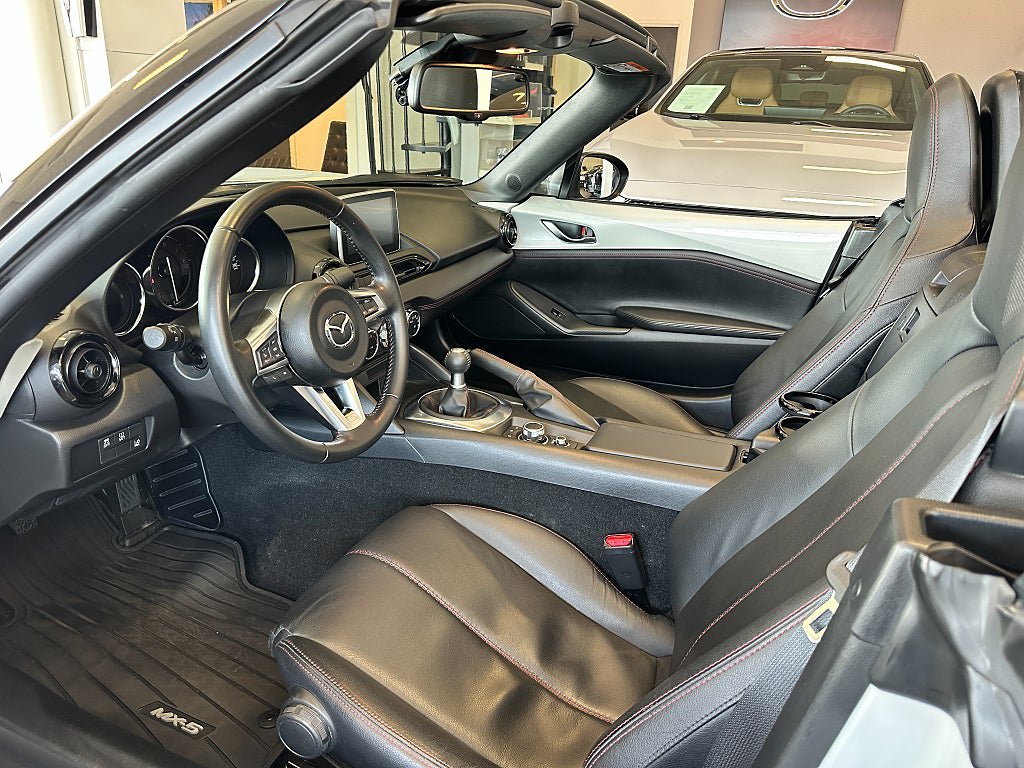 Vehicle Image 6