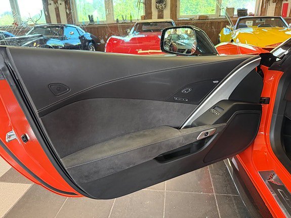 Vehicle Image 25