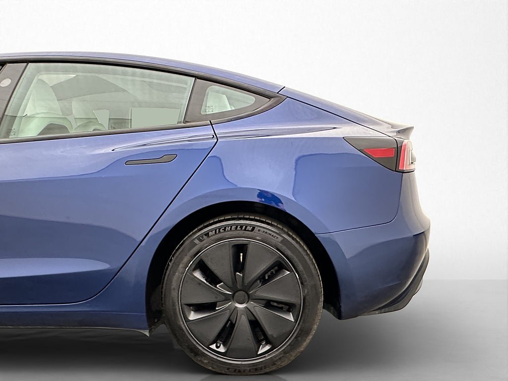 Vehicle Image 32