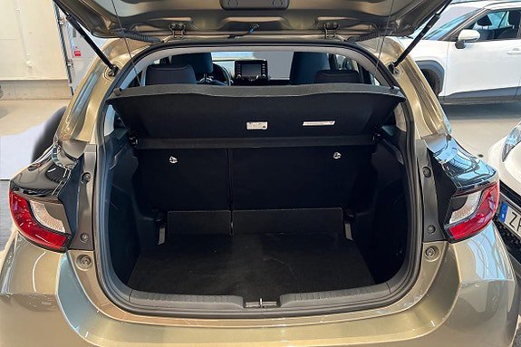 Vehicle Image 12