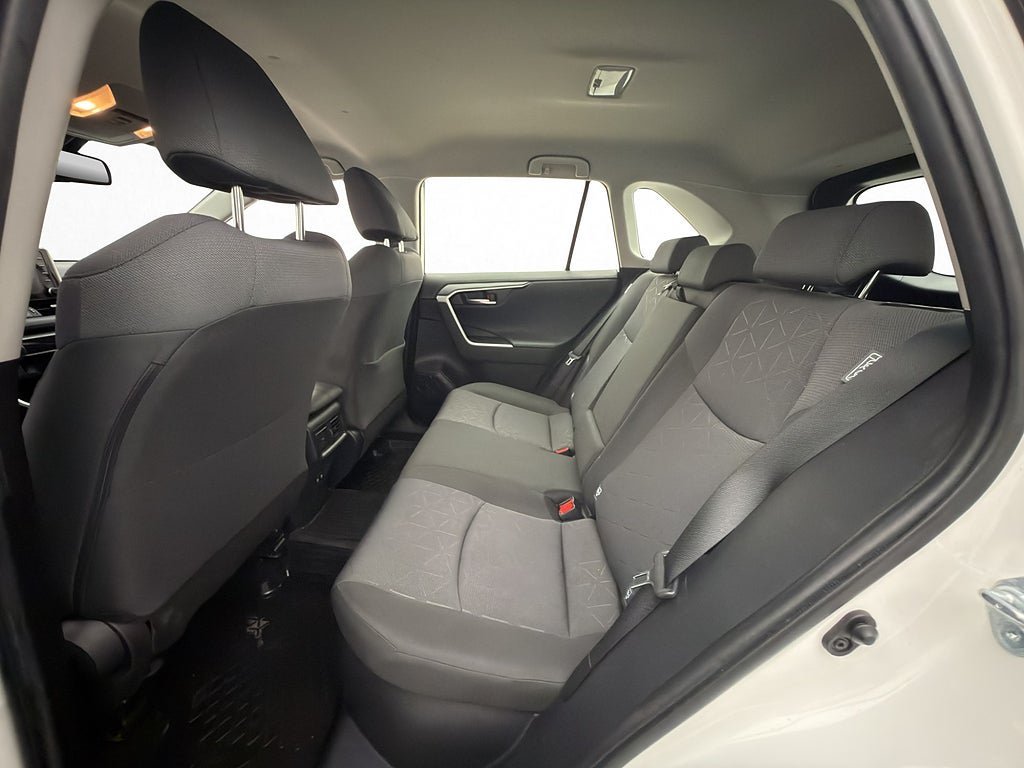 Vehicle Image 25
