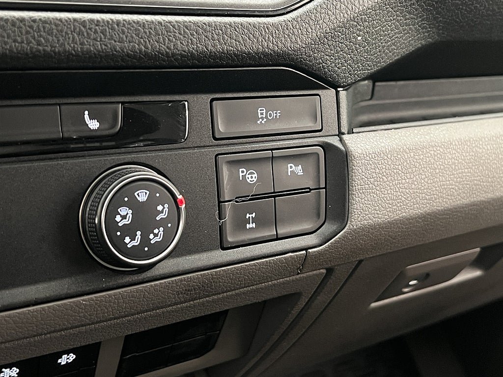 Vehicle Image 25