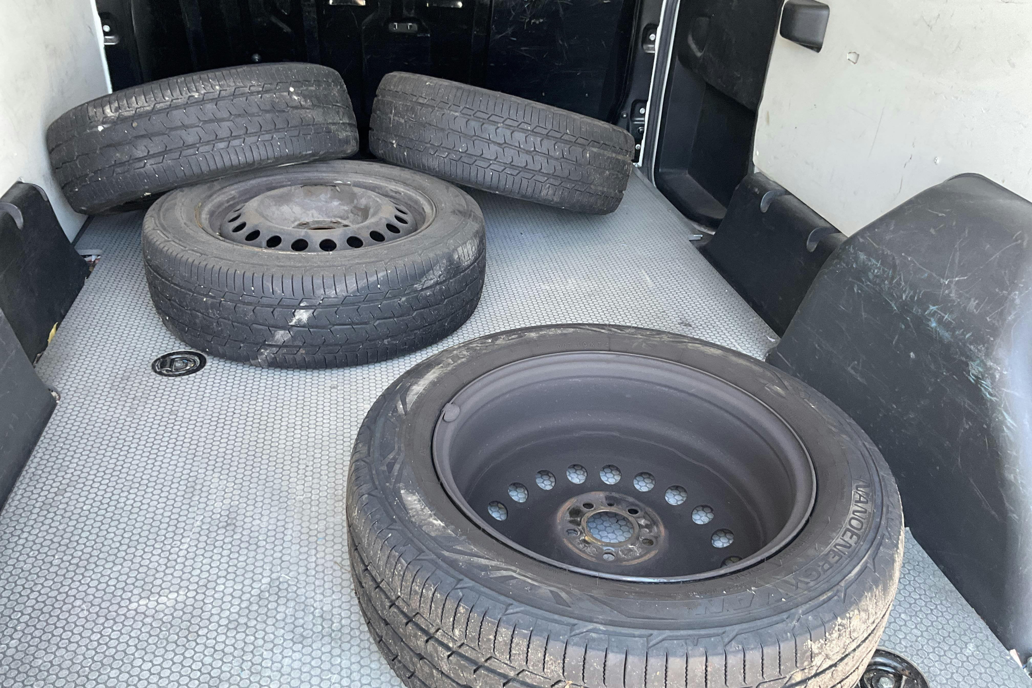 Vehicle Image 12