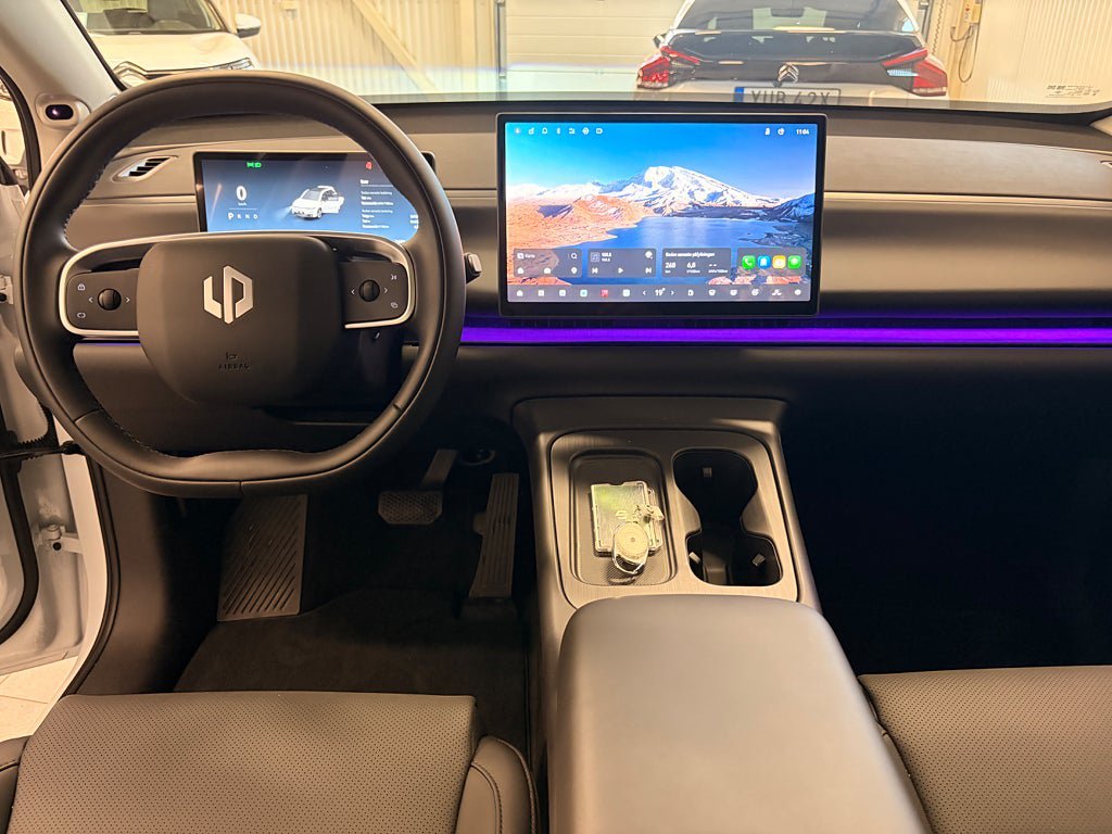 Vehicle Image 12