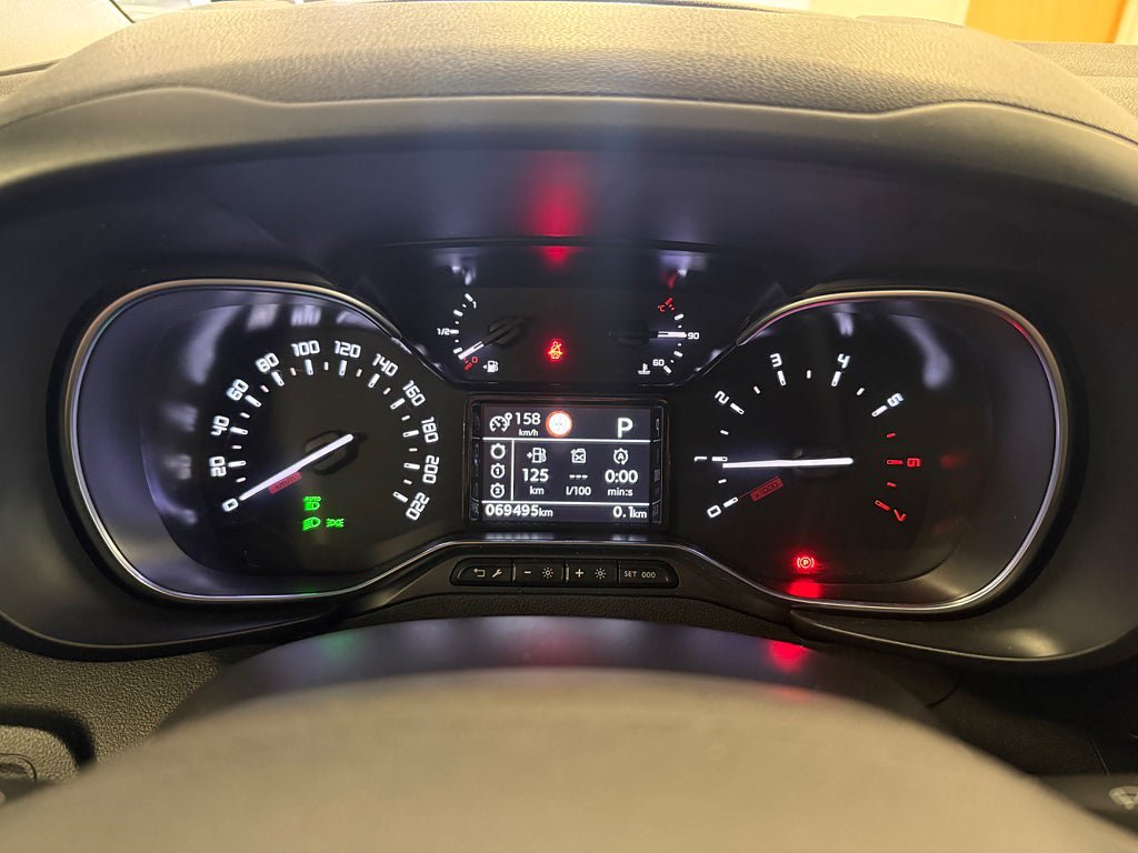 Vehicle Image 24
