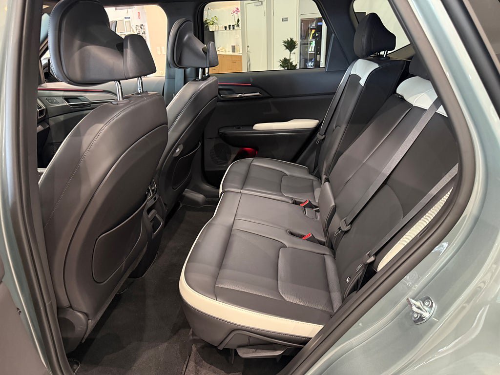 Vehicle Image 10