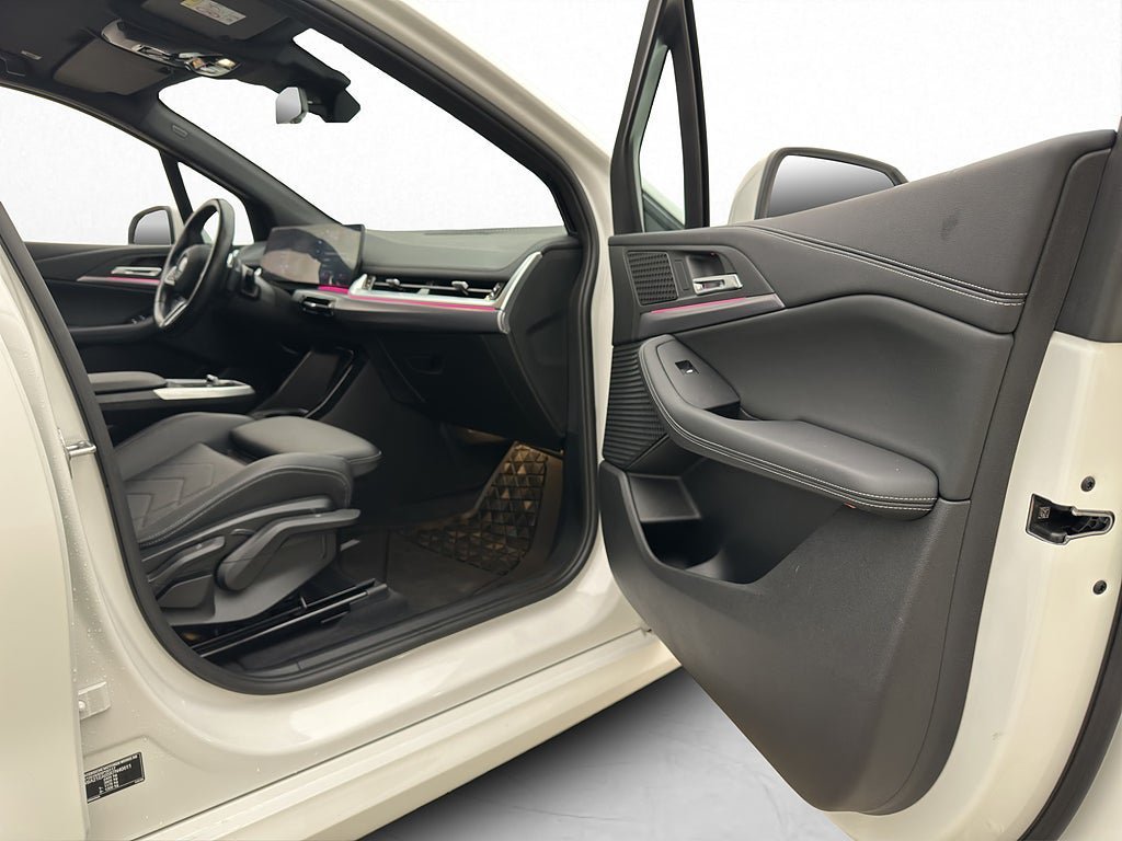 Vehicle Image 25