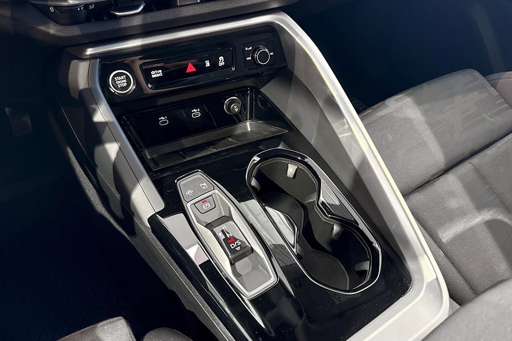 Vehicle Image 25
