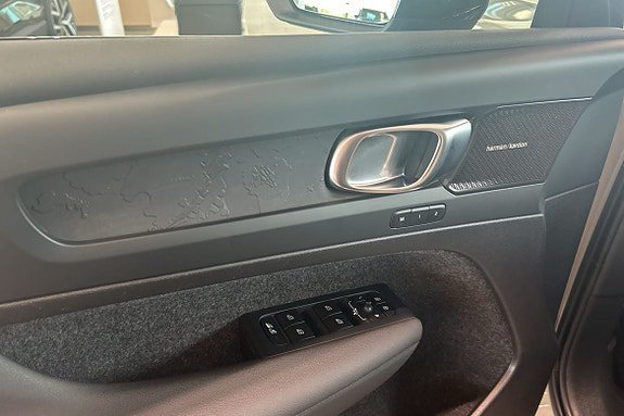 Vehicle Image 24