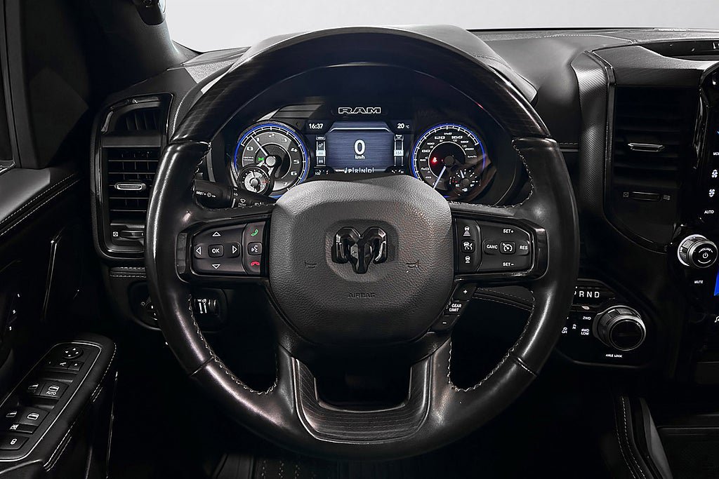 Vehicle Image 25