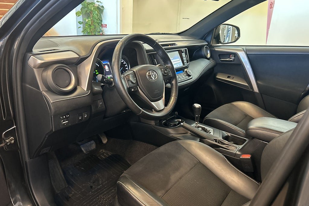 Vehicle Image 16