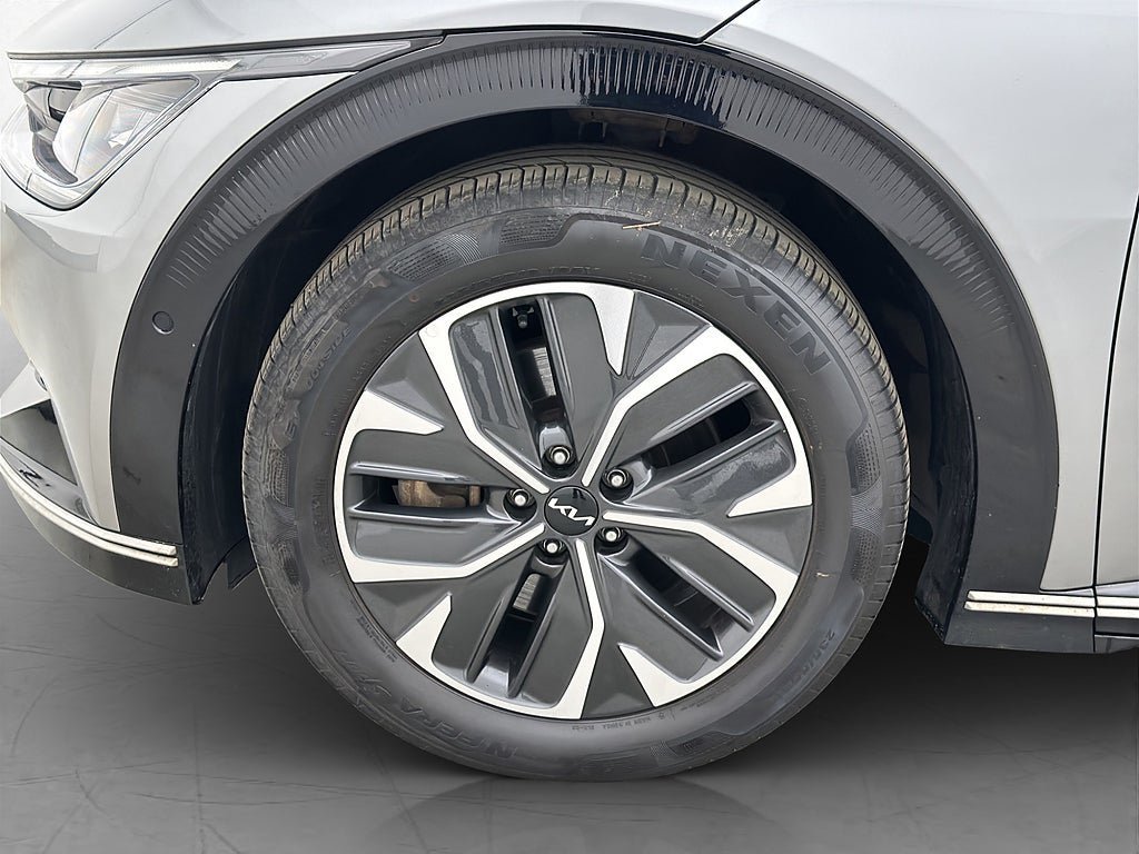 Vehicle Image 35