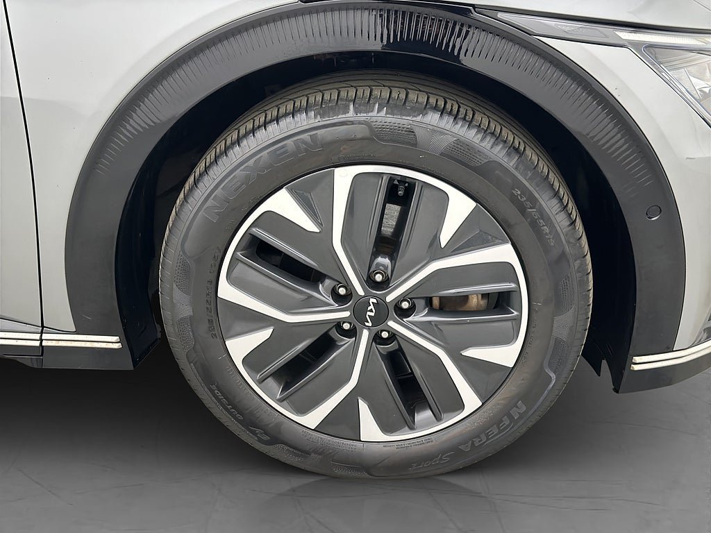 Vehicle Image 38