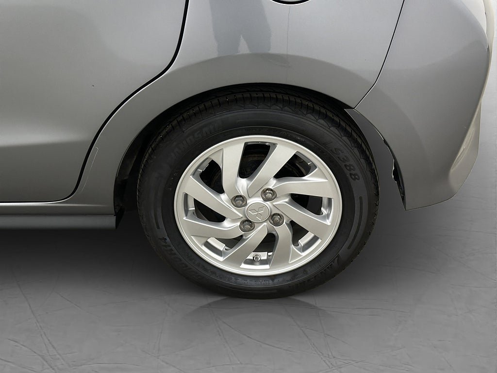 Vehicle Image 25