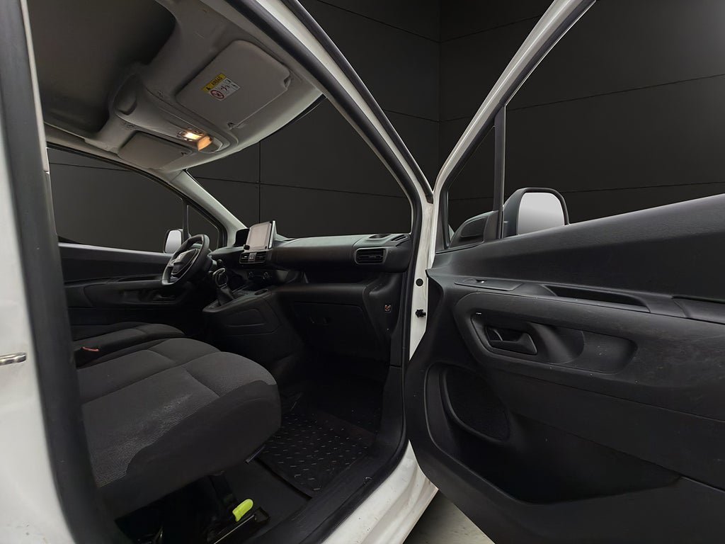 Vehicle Image 25