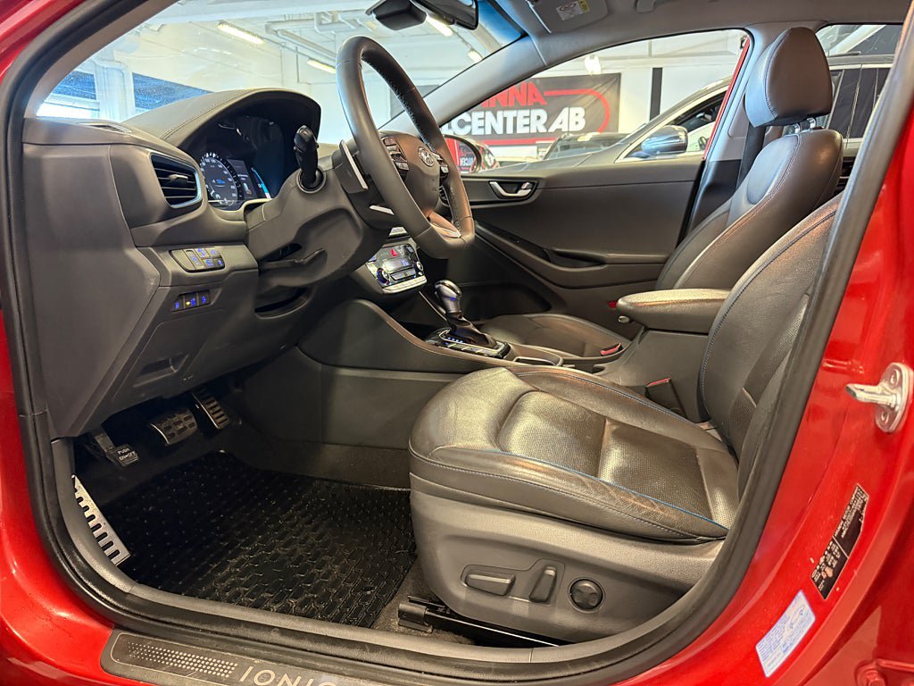 Vehicle Image 16