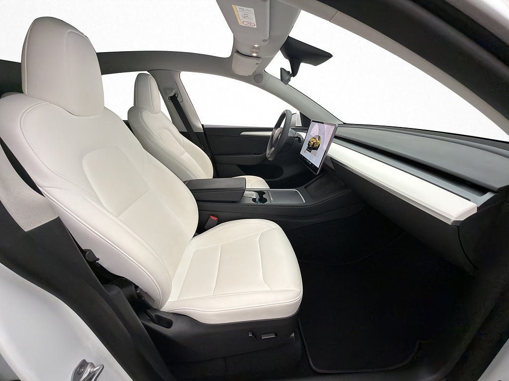 Vehicle Image 25