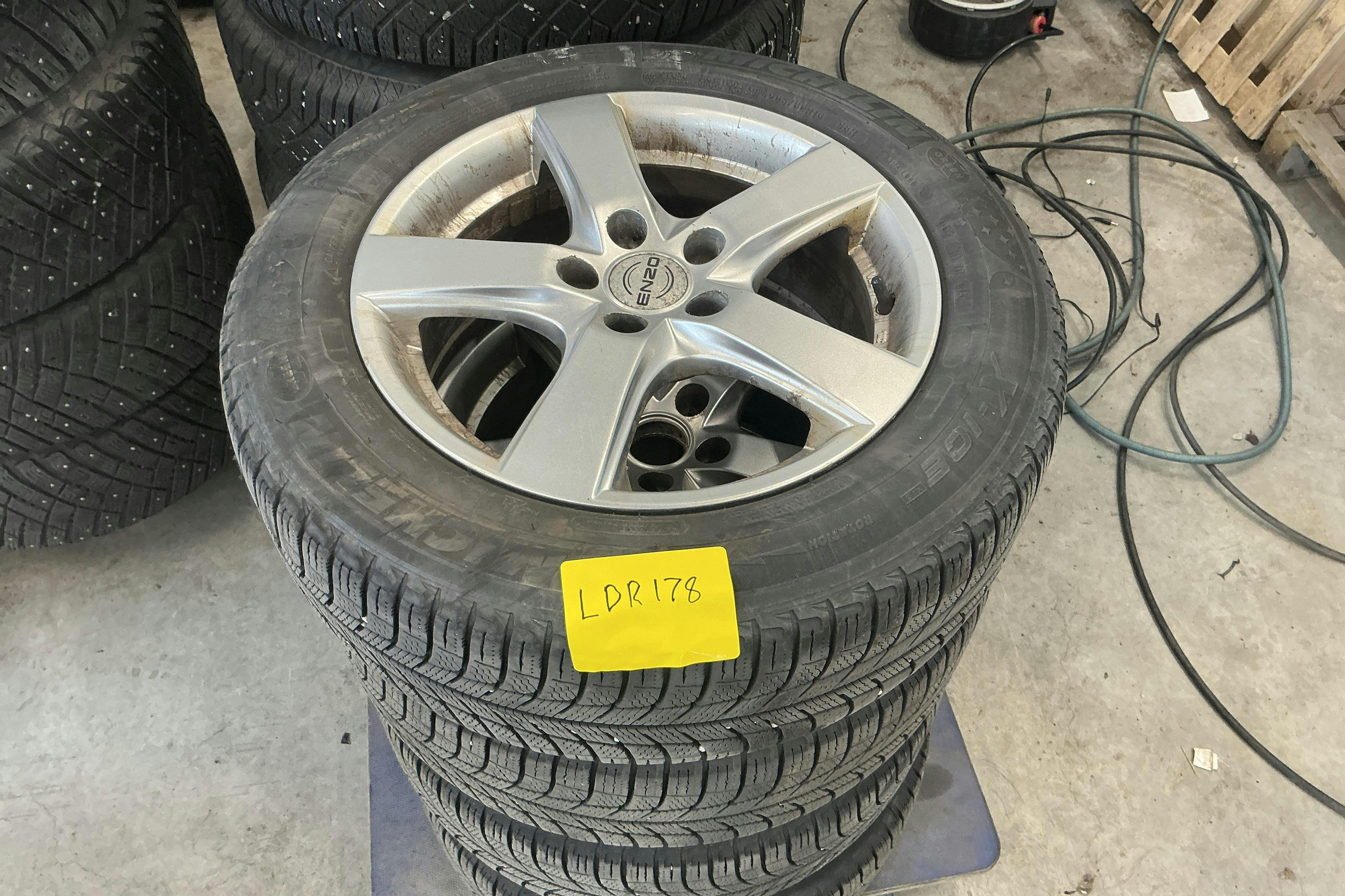 Vehicle Image 12