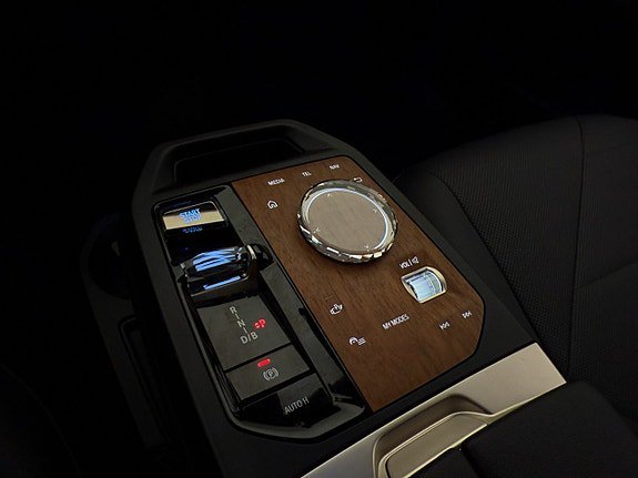 Vehicle Image 32