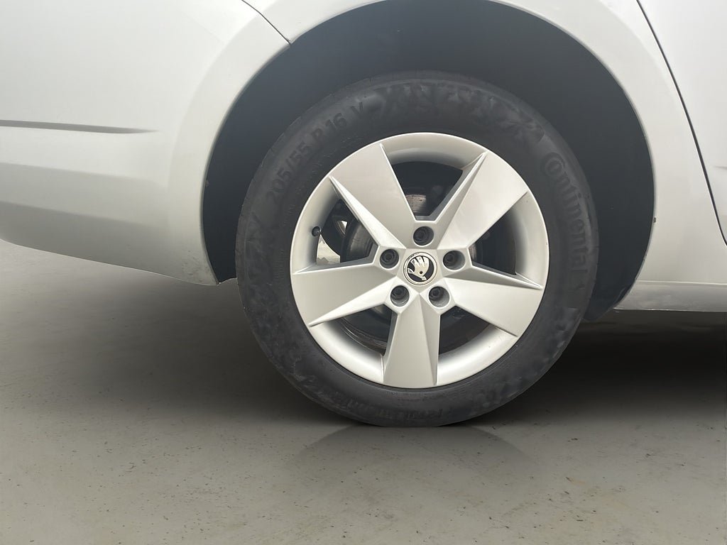 Vehicle Image 25