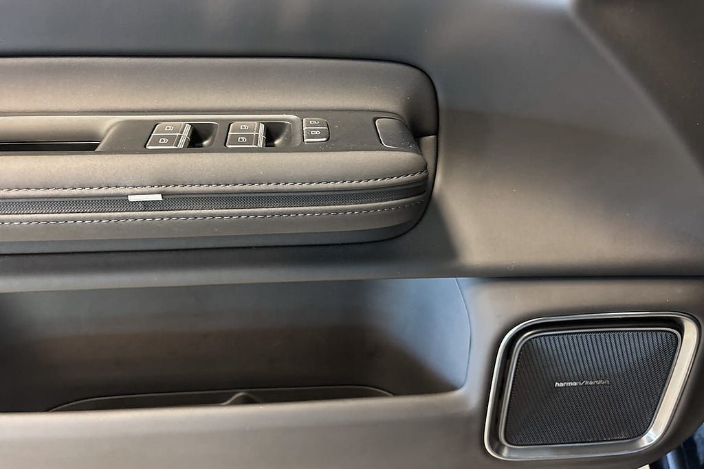 Vehicle Image 25